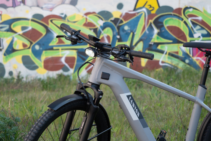 Die helle Beleuchtung mit Fernlicht ist praktisch, wie auch die Ladeklappe am Rahmen. (Bild: Martin Wolf/Golem.de)