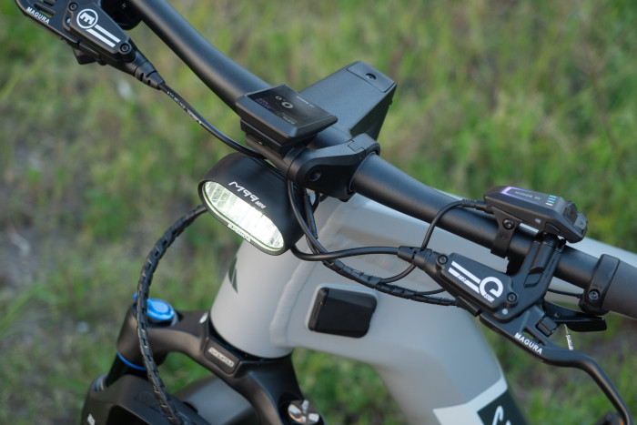 Der Lenker mit dem KIOX-Fahrradcomputer und allerlei Knöpfen wirkt trotzdem aufgeräumt. (Bild: Martin Wolf/Golem.de)