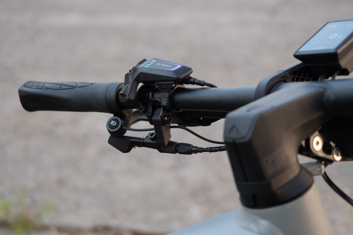 Links sind das Fernlicht und die Satteleinstellung unter der Bedienungseinheit für Motor und KIOX angebracht. (Bild: Martin Wolf/Golem.de)