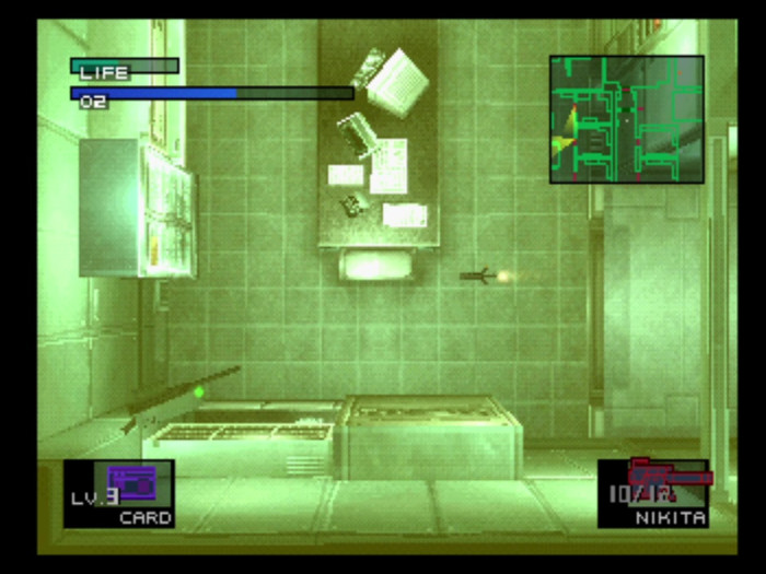 Mit dem Nikita-Raketenwerfer schie&szlig;t man explosive Geschosse ab, die man direkt nach Abschuss steuern und geschickt durch die R&auml;ume man&ouml;vrieren kann. (Bild: Konami/Screenshot: Medienagentur Plassma)