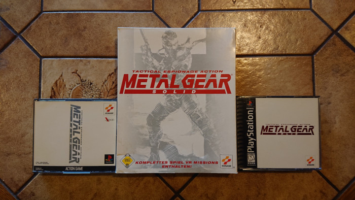 Links sowie rechts am Rand sind zwei Playstation-Originale aus verschiedenen Regionen zu sehen, in der Mitte thront in der gro&szlig;en Schachtel die PC-Umsetzung. (Foto: Medienagentur Plassma)