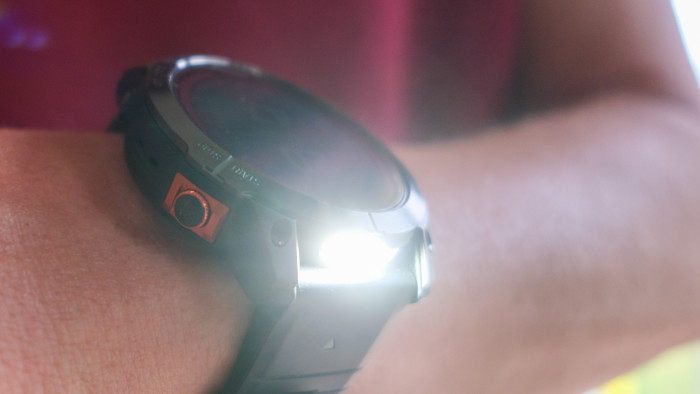 Die Taschenlampe der Fenix (und der Epix) ist ganz schön hell. (Foto: Steinlechner/Golem.de)