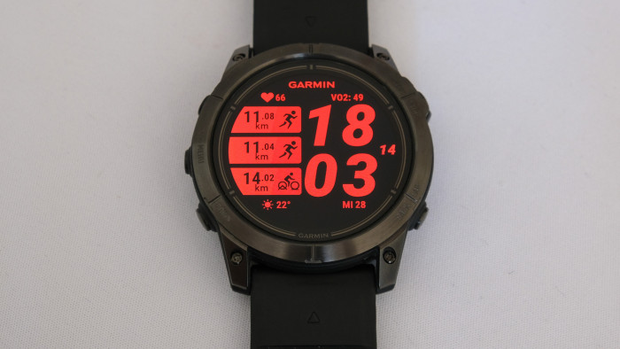 Eine augenschonende Red-Eye-Version des Zifferblatts auf der Epix (Foto: Steinlechner/Golem.de)