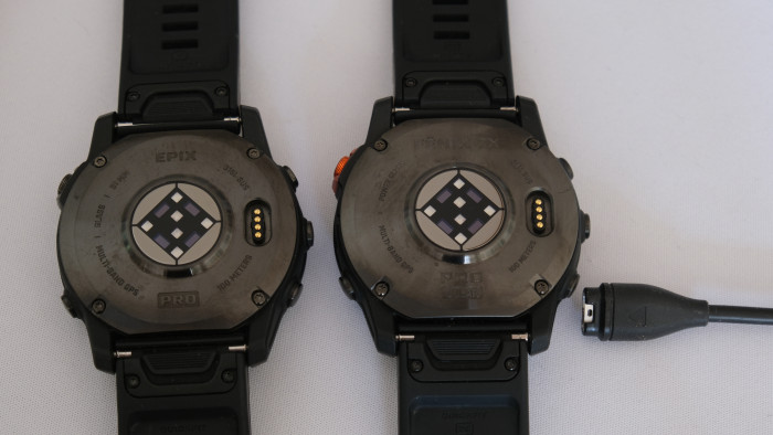 Auf der Rückseite befindet sich die Garmin-proprietäre Pogo-Buchse zum Laden. (Foto: Steinlechner/Golem.de)