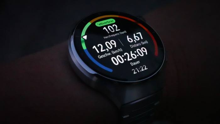 Im Dunklen beim Sport ist das große Zifferblatt fantastisch ablesbar. (Bild: Steinlechner/Golem.de)