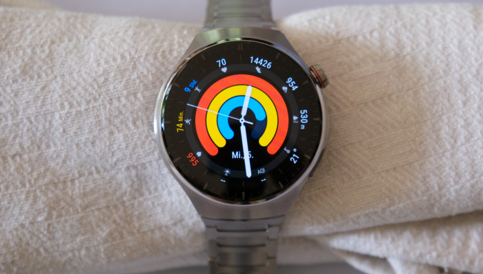 Die Ringe - die auf der Watch 4 Pro an mehreren Stellen auftauchen - erinnern natürlich auch an die Apple Watch. (Bild: Steinlechner/Golem.de)