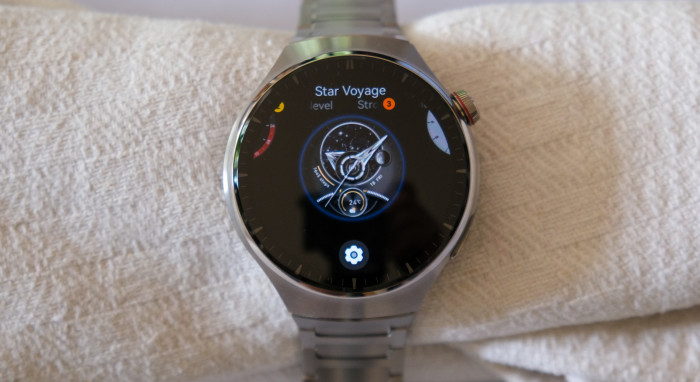 Echt gut: Bei jedem Zifferblatt gibt es Infos, wie stark es den Akku belastet - hier "Stufe 3", was viel ist. (Bild: Steinlechner/Golem.de)