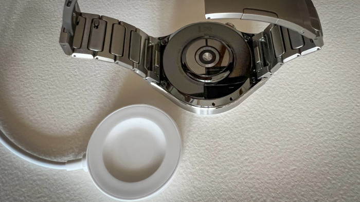 Die Watch 4 Pro wird per magnetischem Ladepunkt geladen. (Bild: Steinlechner/Golem.de)