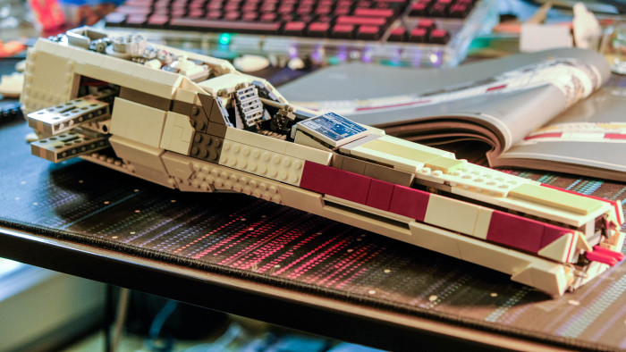 Aufbau des Lego Star Wars X-Wing Starfighter 75355 (Bild: Oliver Nickel/Golem.de)