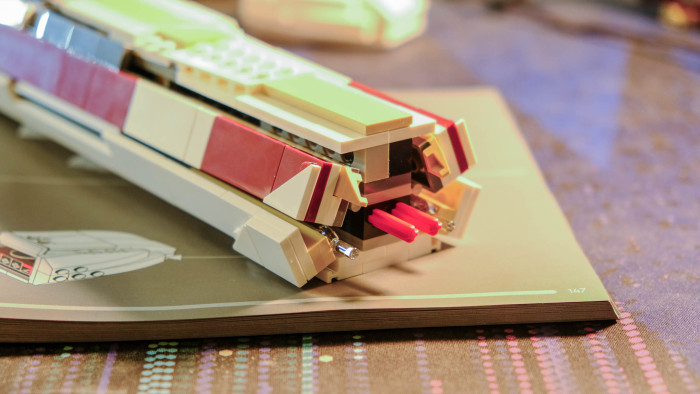 Aufbau des Lego Star Wars X-Wing Starfighter 75355 (Bild: Oliver Nickel/Golem.de)