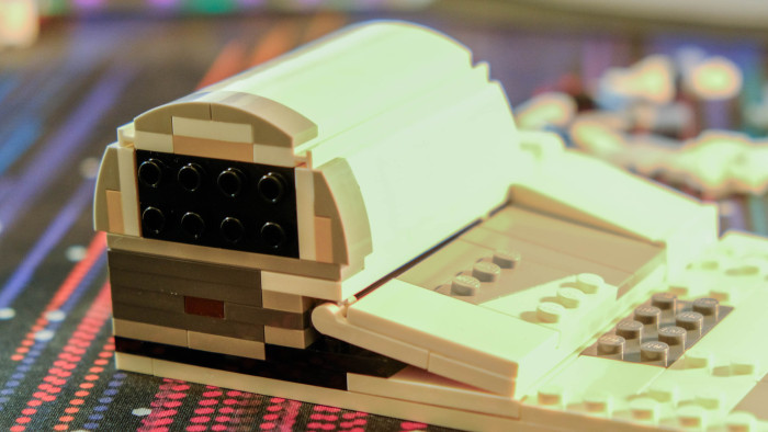 Aufbau des Lego Star Wars X-Wing Starfighter 75355 (Bild: Oliver Nickel/Golem.de)