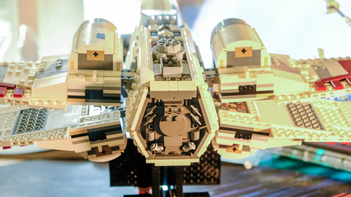 Aufbau des Lego Star Wars X-Wing Starfighter 75355 (Bild: Oliver Nickel/Golem.de)