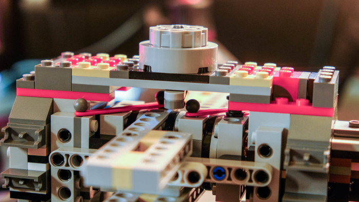 Aufbau des Lego Star Wars X-Wing Starfighter 75355 (Bild: Oliver Nickel/Golem.de)