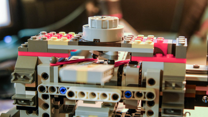 Aufbau des Lego Star Wars X-Wing Starfighter 75355 (Bild: Oliver Nickel/Golem.de)