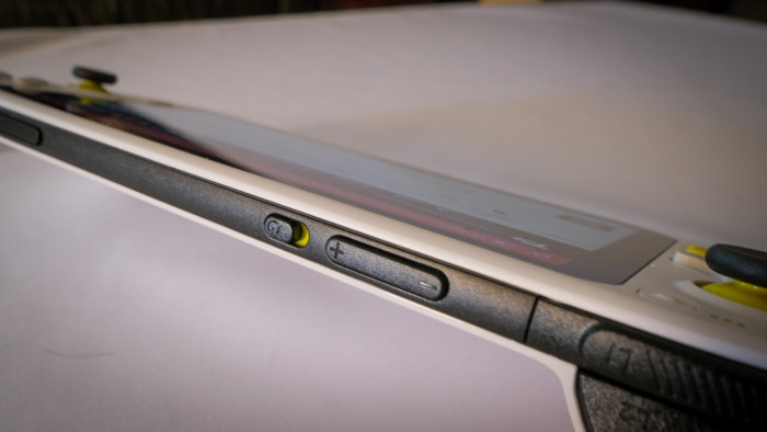 An der Oberseite befinden sich der Ein-/Aus-Schalter sowie der Lautst&auml;rkeregler. (Bild: Steinlechner/Golem.de)