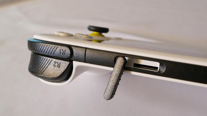 Den Speicher k&ouml;nnen wir mit einer SD-Karte vergr&ouml;&szlig;ern, bei einem Streaming-Handheld ist das eigentlich unn&ouml;tig. (Bild: Steinlechner/Golem.de)