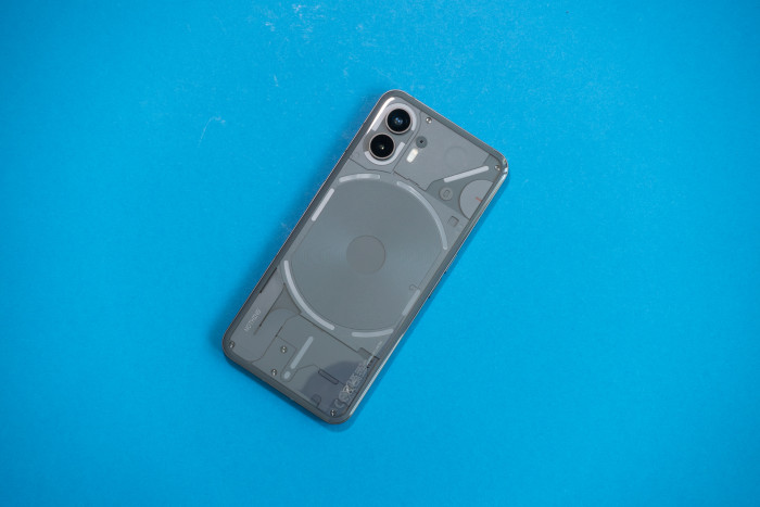 Das Nothing Phone (2) hat wie das Phone (1) eine halbtransparente R&uuml;ckseite und das Glyph-Interface. (Bild: Tobias K&ouml;ltzsch/Golem.de)