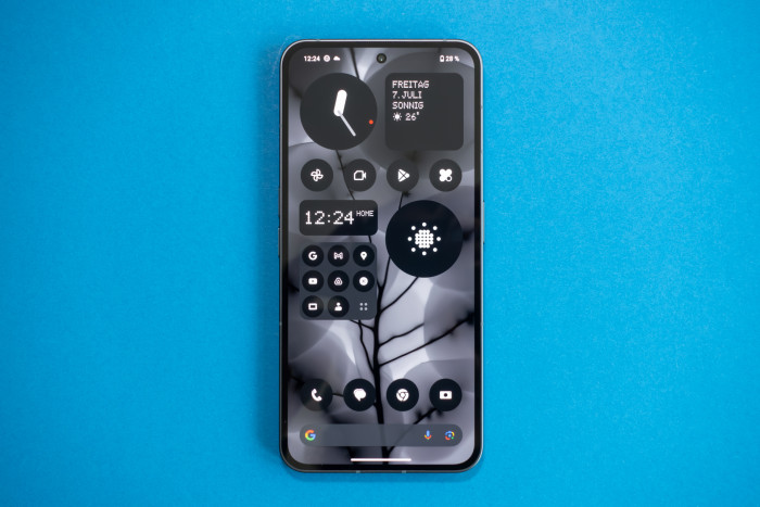 Der Launcher von Nothing ist fast komplett in Schwarz-Wei&szlig; gehalten. (Bild: Tobias K&ouml;ltzsch/Golem.de)