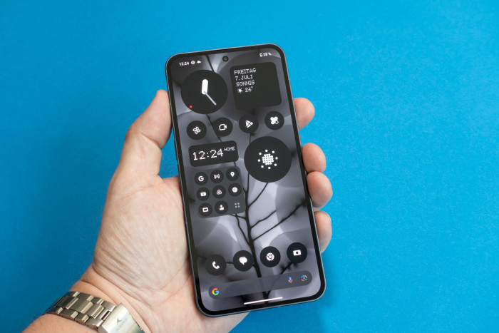 Das Display des Phone (2) ist 6,7 Zoll gro&szlig;, das Smartphone liegt dank der abgerundeten R&uuml;ckseite gut in der Hand. (Bild: Tobias K&ouml;ltzsch/Golem.de)