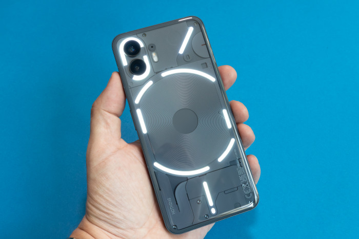 Unser Testger&auml;t ist dunkelgrau, das Phone (2) gibt es auch mit unget&ouml;nter R&uuml;ckseite. (Bild: Tobias K&ouml;ltzsch/Golem.de)