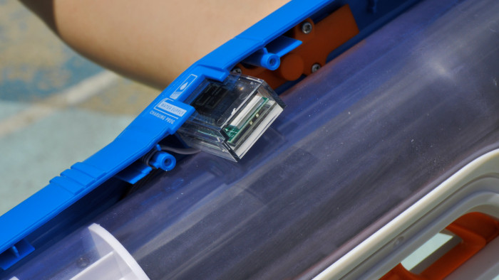 Der Mikrocontroller ist in Kunststoff versiegelt. (Bild: Martin Wolf/Golem.de)