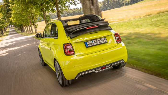 Zwei Tieft&ouml;ner an der Hinterachse erzeugen Motorenger&auml;usche. (Bild: Dino Eisele)