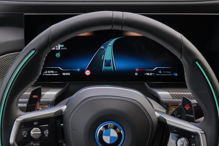 Der bislang namenlose Staupilot l&auml;sst sich mit einer Taste im linken Bedienfeld des Lenkrads aktivieren. (Foto: BMW)
