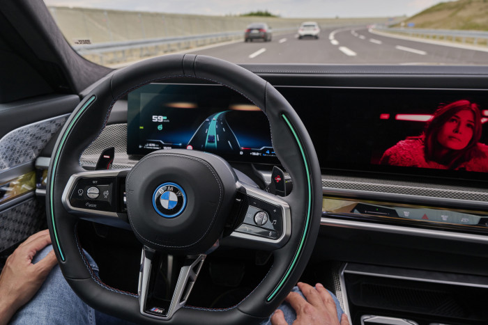 Im hochautomatisierten Modus kann der Fahrer sich Videos ansehen. (Foto: BMW)