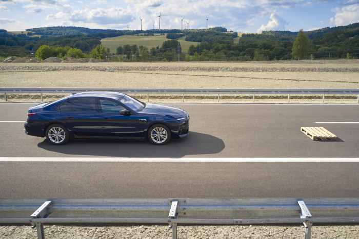Das System muss in der Lage sein, ein Objekt auf der Fahrbahn zu erkennen und davor zum Stillstand zu kommen. (Foto: BMW)