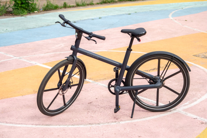 Das Honbike hat zwar keinen Gepäckträger, dafür aber einen Ständer. (Bild: Martin Wolf/Golem.de)