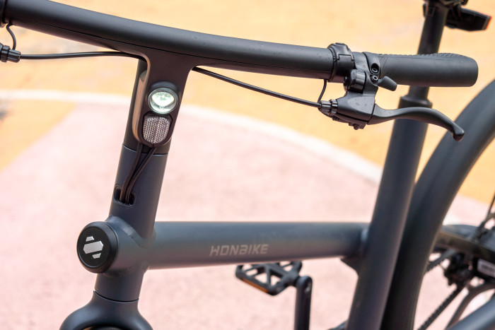 Der Lenker wirkt aufgeräumt. (Bild: Martin Wolf/Golem.de)