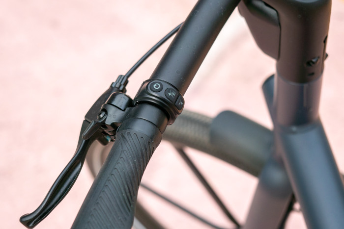 Bremsen, Klingel, Modusschalter befinden sich links. (Bild: Martin Wolf/Golem.de)