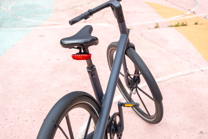 Das Rücklicht muss separat angeschaltet werden und hat eine eigene Batterie. (Bild: Martin Wolf/Golem.de)