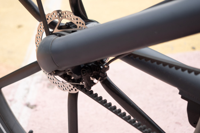 Unser lautes Sorgenkind: die Bremse. Der Riemenantrieb ist tadellos. (Bild: Martin Wolf/Golem.de)