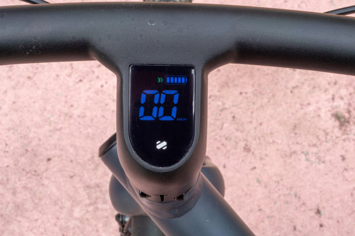 Das Display ist auch bei Tageslicht gut ablesbar, bietet aber nur wenige Informationen. (Bild: Martin Wolf/Golem.de)