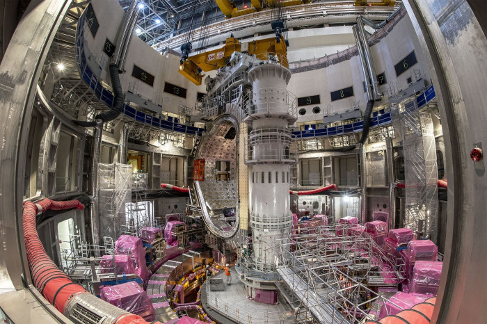 Das erste Modul der Vakuumkammer war schon in der Tokamak-Grube installiert. (Bild: Kenichi Ueno/Iter)