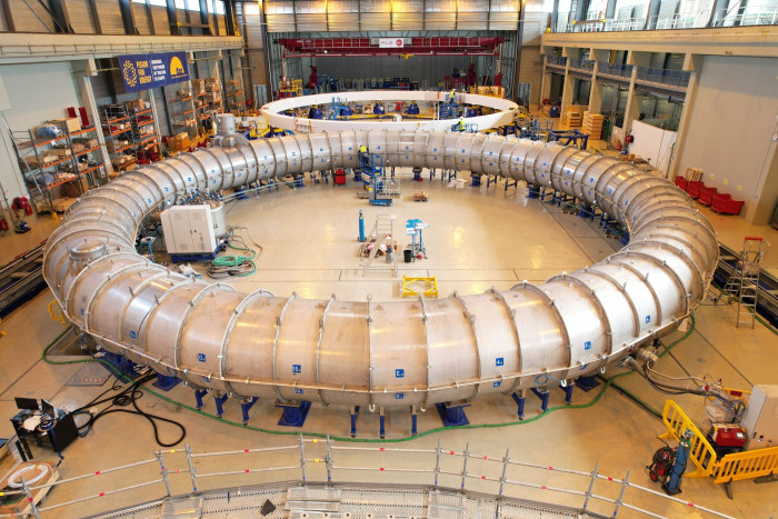 Eine Poloidalfeldspule ist getestet und kann eingebaut werden. (Bild: Iter)