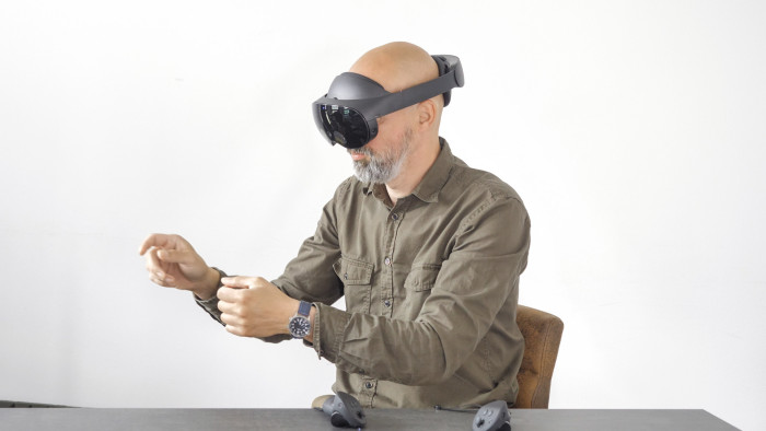 Das Headset funktioniert aber auch ohne Controller. (Bild: Martin Wolf/Golem.de)