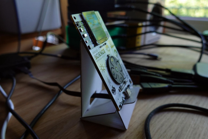 Der Oxocard-Ständer aus Pappe (Bild: Thomas Ell)