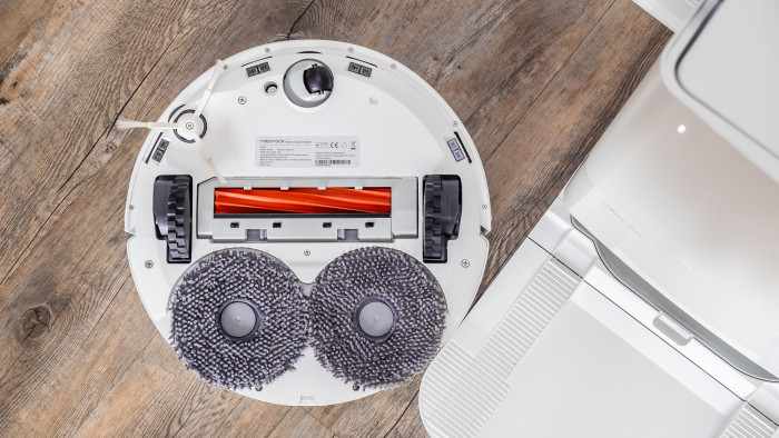 Statt mit einem vibrierenden Tuch wischt ein Roborock-Modell erstmals mit rotierenden Mopps. Das Wischergebnis ist hervorragend. (Bild: Berti Kolbow-Lehradt)