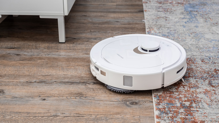 Der Mopplift ist gut umgesetzt. An Teppichkanten stockt der Q Revo leicht, f&auml;hrt dann aber mit einem beherzten Ruck dr&uuml;ber, ohne dabei die Kante umzuklappen. (Bild: Berti Kolbow-Lehradt)