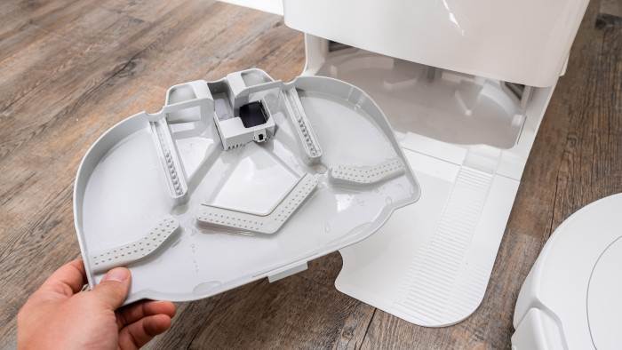 Die Waschmulde der Basisstation l&auml;sst sich einfach reinigen, weil die Auffangschale als Ganzes entnehmbar ist. (Bild: Berti Kolbow-Lehradt)