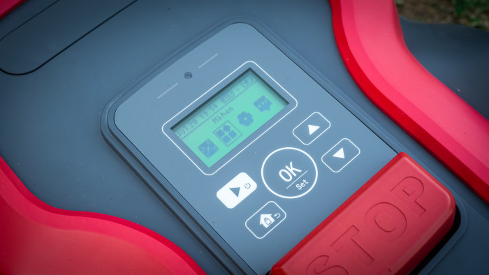 Fällt das Internet im Heimnetz oder am Smartphone aus, lässt sich der Mähroboter immerhin noch offline am Gehäuse bedienen. (Bild: Berti Kolbow-Lehradt)