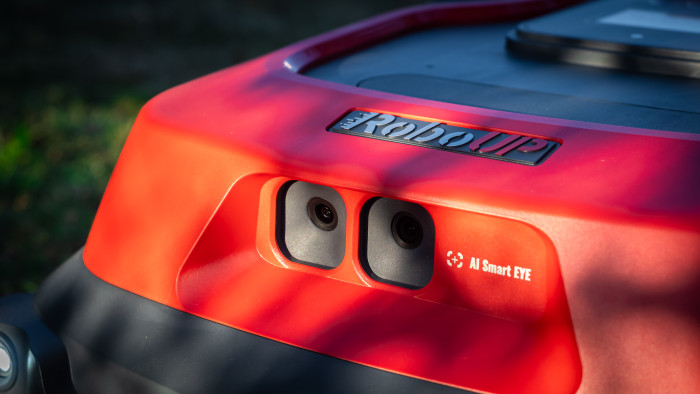 Eine Kamera ermittelt die Position im Raum, die andere achtet mit Hilfe von Bildmustererkennung auf Hindernisse. (Bild: Berti Kolbow-Lehradt)