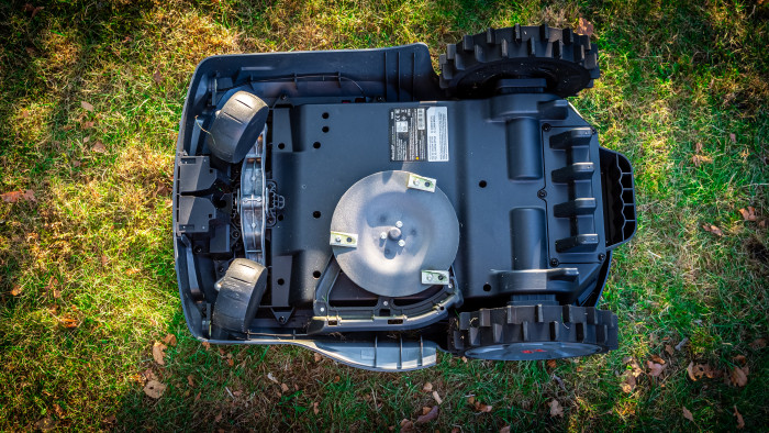 Weil die Mähscheibe des Roboup T1000 seitlich versetzt ist und die Sensoren des Roboters ihn nah an die Kante führen, bleibt an der Rasengrenze nur wenig Gras stehen. (Bild: Berti Kolbow-Lehradt)