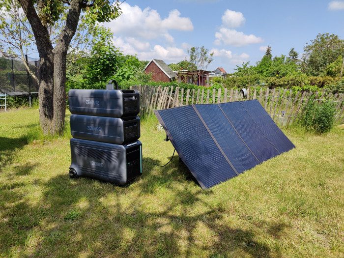Die Anlage mit einem ausgeklappten Panel. (Bild: Martin Wolf/Golem.de)