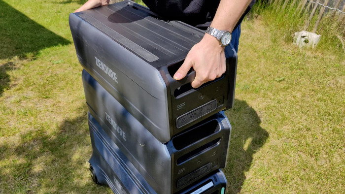 Sie besteht aus zwei Akkus und der Basisstation. (Bild: Martin Wolf/Golem.de)