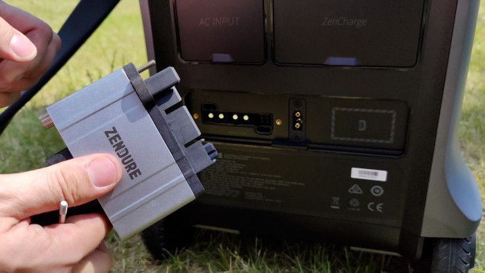 Diese werden mit einem breiten Kabel verbunden. (Bild: Martin Wolf/Golem.de)