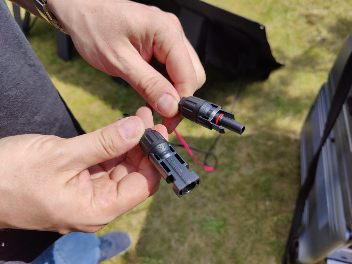 Sie werden mit Standardsteckern verbunden. (Bild: Martin Wolf/Golem.de)