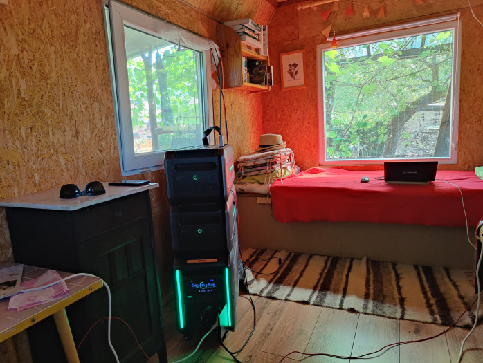 In der Hütte macht die Anlage Krach, sobald die Leistungsabgabe steigt. (Bild: Martin Wolf/Golem.de)